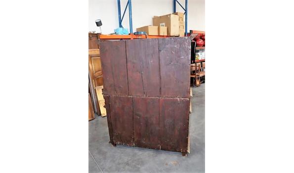 oude houten buffetkast  vv 4 deuren en 2 laden, afm plm 50x52x188cm, licht beschadigd